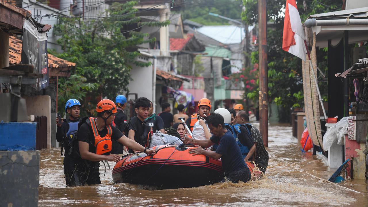 Evakuasi Warga Terdampak Banjir Luapan Kali Ciliwung Jakarta