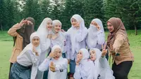 Dinda Hauw baru saja membagikan momen arisan bersama geng Butterfly-nya yang terdiri dari artis dan selebgram hijab. [Foto: IG/asrikasura/ririe_fairuz].