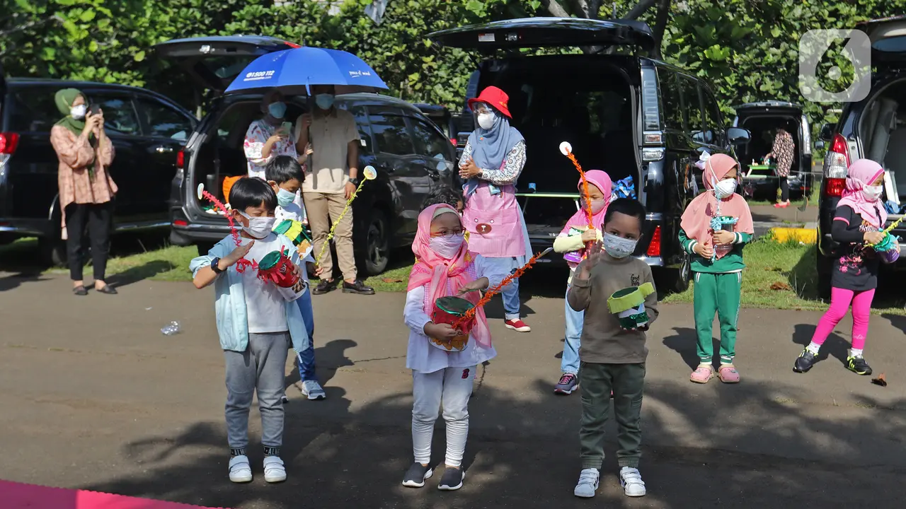FOTO: Kebahagiaan Anak-Anak Buat Miniatur Bedug Sambut Ramadan