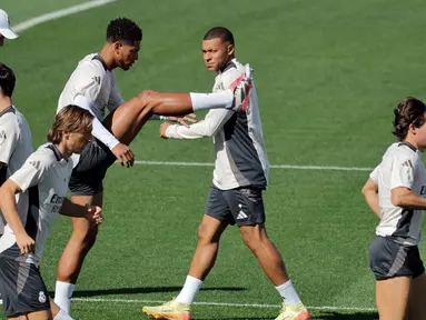 Penyerang Real Madrid, Kylian Mbappe (kedua kanan) saat sesi latihan menjelang pertandingan sepak bola Liga Champions 2024/2025 melawan VfB Stuttgart di fasilitas latihan klub di Valdebebas, di pinggiran kota Madrid, pada 16 September 2024. (Thomas COEX/AFP)