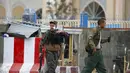 Seorang anggota pasukan keamanan yang terluka meninggalkan lokasi ledakan bom mobil bunuh diri di Kabul, Afghanistan, Selasa (19/4). Ledakan tersebut menyebabkan puluhan orang tewas dan sekitar 150 lainnya terluka. (REUTERS/Omar Sobhani)