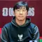 Pelatih Timnas Indonesia Shin Tae-yong mengaku ogah mengecewakan suporter saat timnya menjamu Vietnam dalam laga lanjutan Kualifikasi Piala Dunia 2026 di Stadion Utama Gelora Bung Karno (SUGBK), Kamis (21/3/2024). (Bola.com/Bagaskara Lazuardi)