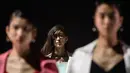 Model menampilkan kreasi dari brand fashion Hare selama koleksi musim semi / musim panas 2021 di Tokyo Fashion Week (15/10/2020). (AFP Photo/Philip Fong)