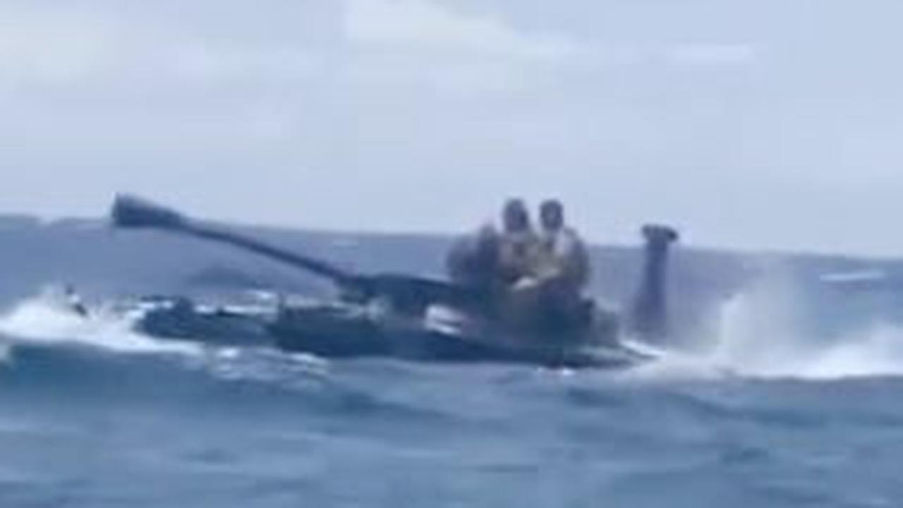 “Sudah 18 menit lebih kita mengapung,” kata prajurit dalam video.