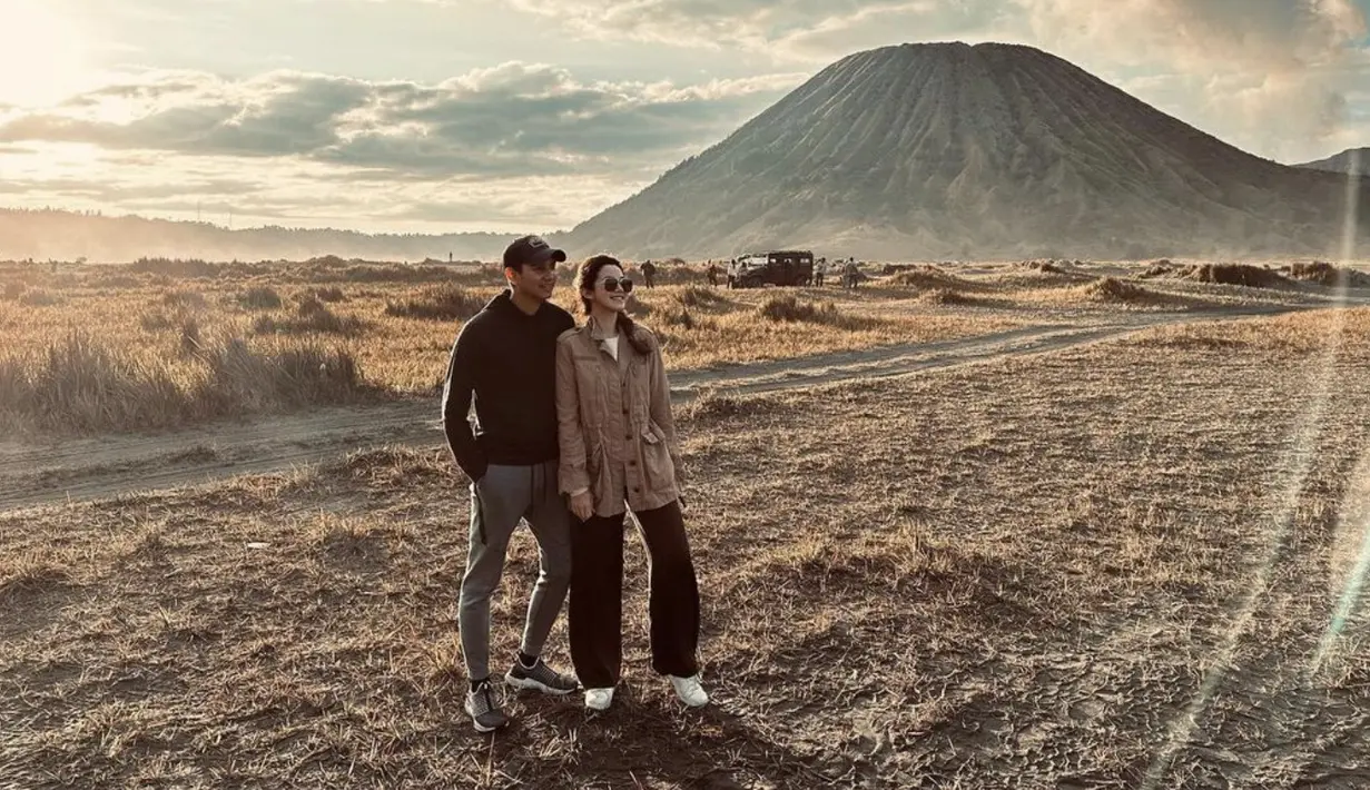 Tampilan ala safari terlihat menakjubkan dengan atasan bernuansa khaki dengan siluet jaket. [Foto: Instagram/ Budisatrio Djiwandono]