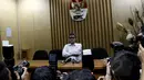 Deputi Pencegahan KPK Johan Budi memberikan keterangan di Gedung KPK, Jakarta, Senin (16/2/2015). Konferensi pers tersebut terkait dikabulkannya gugatan praperadilan yang diajukan Komjen Budi Gunawan oleh PN Jakarta Selatan. (Liputan6.com/Faisal R Syam)