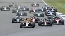 Pembalap McLaren, Lando Norris memimpin balapan diikuti rekannya, Oscar Piastri saat balapan Formula 1 GP Inggris yang berlangsung di Sirkuit Silverstone, Inggris, 9 Juli 2023. (AP Photo/Luca Bruno)