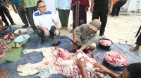 Zulkifli Hasan, usai melihat pemotongan dan pembagian hewan kurban bersama Bupati Lampung Selatan Zainudin Hasan, di desa Sukau di kaki gunung Rajabasa, Kalianda, Kabupaten Lampung Selatan.