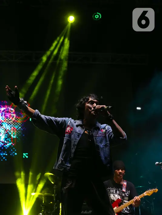 Ikang Fawzi membuka penampilan dengan lagu Catatan Si Boy. (Liputan6.com/Helmi Fithriansyah)