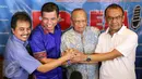 Sejumlah pembicara berjabat tangan seusai acara diskusi "Alangkah Lucunya Sepak Bola Kita" di Jakarta, Sabtu (27/2). Kemenpora mengaku serius ingin mencabut pembekuan terhadap PSSI. (Liputan6.com/Yoppy Renato)