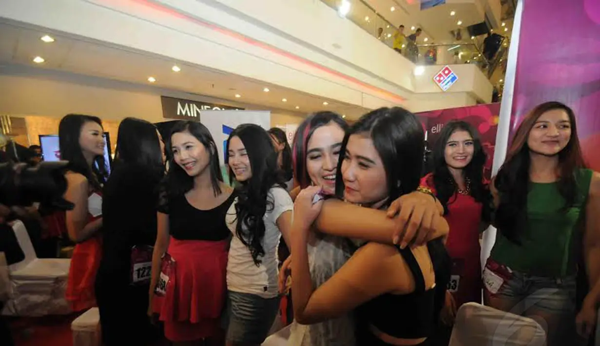 Senyum bahagia terpancar saat namanya disebut menjadi finalis dalam Audisi   Miss Celebrity 2014, Jakarta (Liputan6.com/Herman Zakharia) 