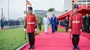 Presiden Jokowi berjalan bersama Presiden Sri Lanka Maithripala Sirisena di Presidential Secretariat, Colombo, Sri Lanka, Rabu (24/1). Kunjungan ini juga sebagai peringatan 66 tahun hubungan diplomatik kedua negara. (Liputan6.com/Pool/Biro Pers Setpres)