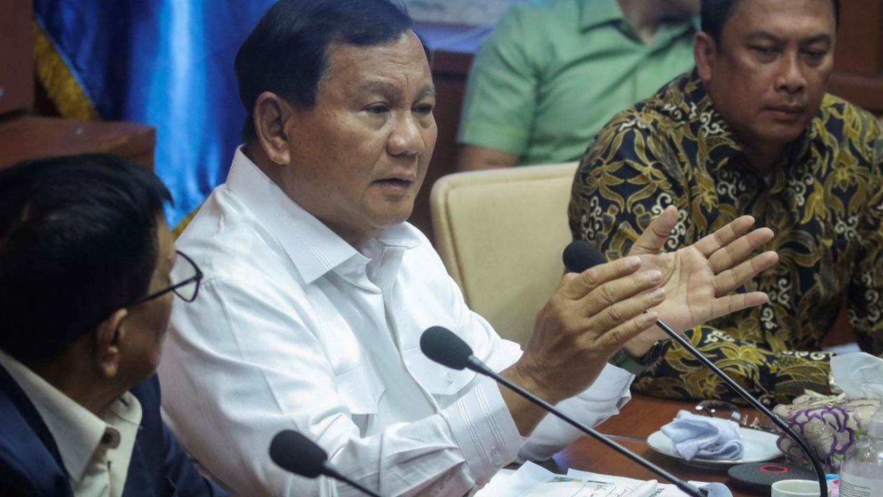 Calon presiden nomor urut 2 Prabowo Subianto (tengah) bersama Ketua PWI Hendry Ch Bangun (kiri) dan Wakil Ketua Dewan Pers Muhamad Agung Dharmajaya (kanan) mengunjungi kantor PWI Pusat di Jakarta, Kamis (4/1/2024).
