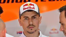 1. Jorge Lorenzo - Tampil memukau pada musim 2010, 2012 dan 2015 bersama tim Yamaha. Terlalu nyaman bersama Yamaha dan bersitegang dengan Valentino Rossi, Lorenzo memutuskan berpindah haluan ke Ducati. (AFP/Giuseppe Cacace)