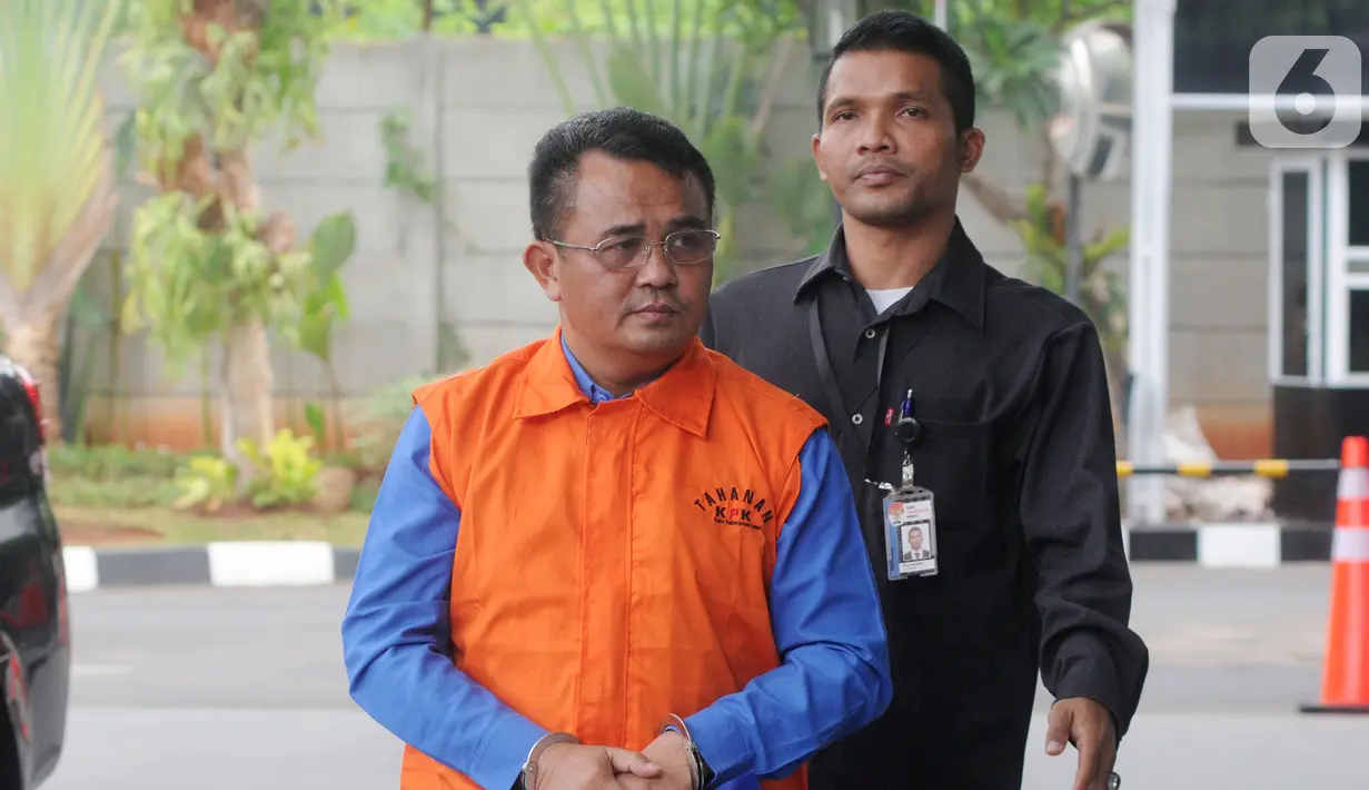 Bupati nonaktif Bengkayang Suryadman Gidot (kiri) tiba di Gedung KPK, Jakarta, Selasa (15/10/2019). Suryadman menjalani pemeriksaan lanjutan penyidik KPK sebagai tersangka untuk melengkapai berkas terkait dugaan menerima suap dalam proyek di lingkungan Kabupaten Bengkayang. (merdeka.com/Dwi Narwoko)