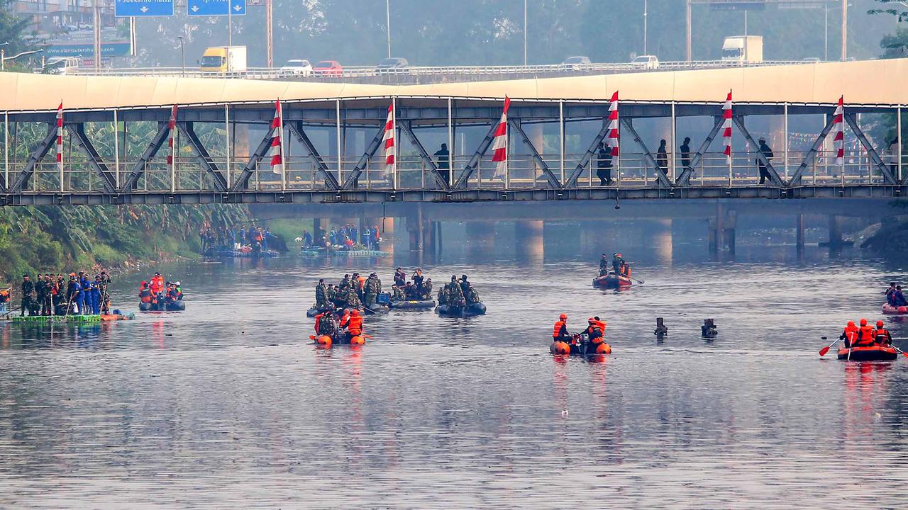 Jelang HUT RI TNI Polri dan PPSU Bersihkan Kanal Banjir Barat