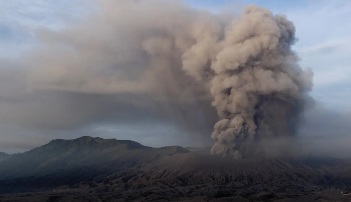 Semburan abu vulkanis Gunung Bromo, Probolinggo, Jawa Timur, Rabu (13/7). PVMBG menetapkan status Gunung Bromo masih berada pada level Waspada sehingga pengunjung tidak dibolehkan memasuki kawasan dalam radius 1 km dari kawah aktif. (BAY Ismoyo/AFP)