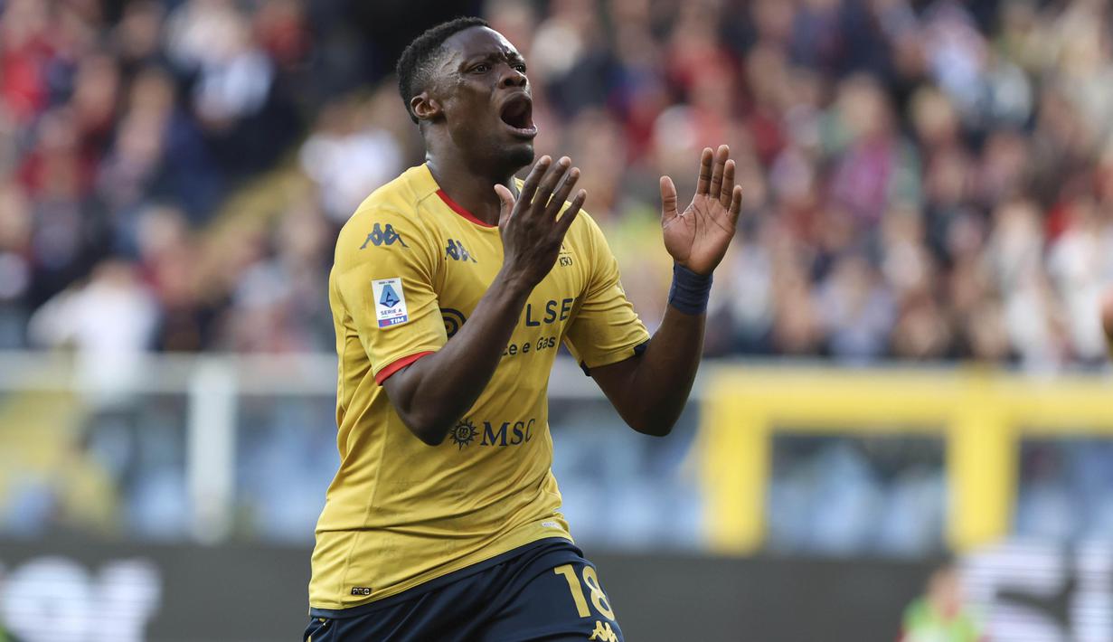 Pemain Genoa, Caleb Ekuban, tampak kecewa setelah gagal mencetak gol ke gawang Lazio pada laga Liga Italia di Stadion Luigi Ferraris, Sabtu (20/4/2024). Genoa tertahan di posisi 12 dengan 39 poin. (Tano Pecoraro/LaPresse via AP)