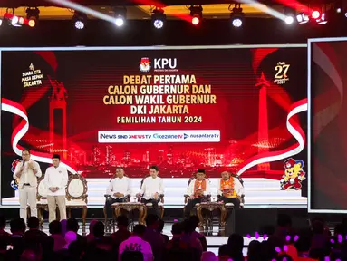 Komisi Pemilihan Umum (KPU) Provinsi DKI Jakarta menggelar debat perdana calon gubernur dan wakil gubernur DKI Jakarta di JIExpo, Kemayoran, Jakarta Pusat, Minggu (6/10/2024). Tampak pasangan calon gubernur dan wakil gubernur DKI Jakarta nomor urut 1, Ridwan Kamil-Suswono saat menyampaikan visi misi dalam segmen pertama. (Liputan6.com/Herman Zakharia)