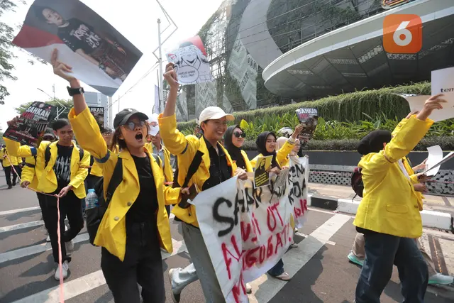 Aksi Mahasiswa Menuju DPR Diwarnai Saling Dorong dengan Polisi