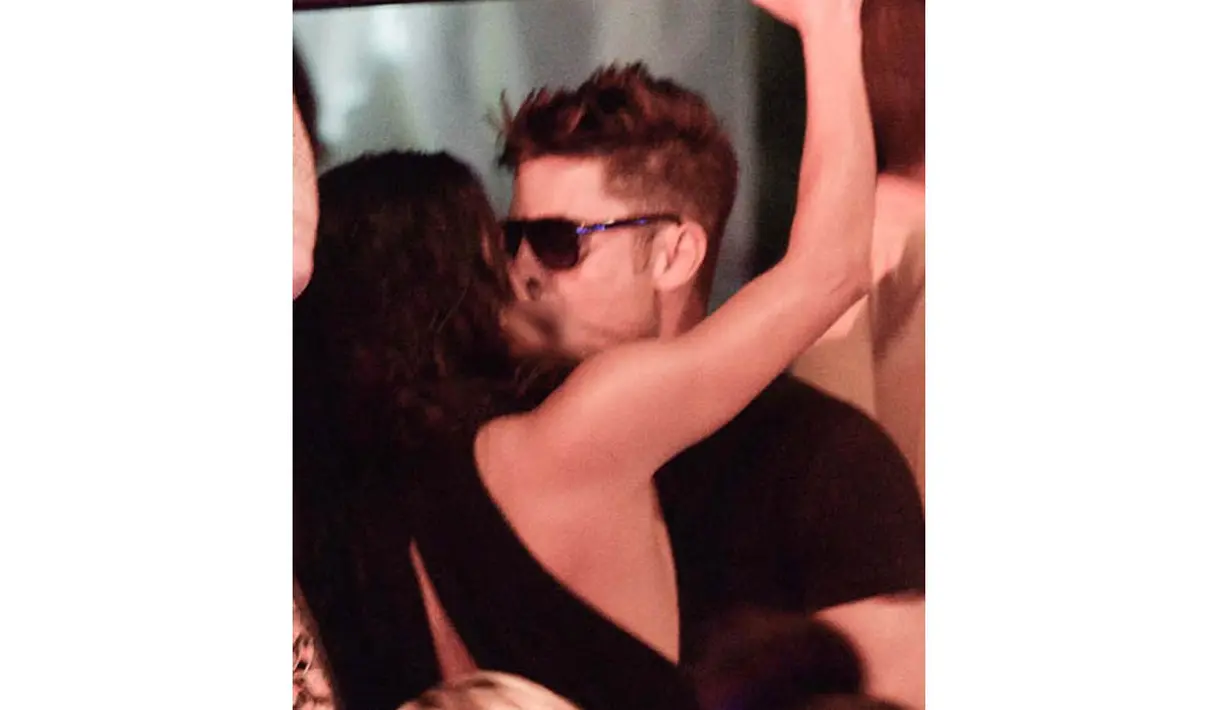 Dimabuk cinta Zac Efron dan Michelle Rodriguez tertangkap kamera sedang berciuman di sebuah club, Billionaire Porto Cervo, Sardinia, Italia. (9/7/14) (TMZ.com)