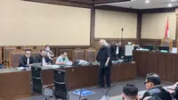 Panda Nababan Salami Semua Tim Jaksa Sebelum Sidang Hasto Dimulai