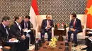 Presiden Joko Widodo melakukan pertemuan bilateral dengan Perdana Menteri Vietnam, Nguyen Xuan Phuc disela Konferensi Tingkat Tinggi Peringatan ASEAN-India di Hotel Taj Enclave Diplomatic, New Delhi, Jumat (26/1). (Liputan6.com/Pool/Biro Pers Setpres)