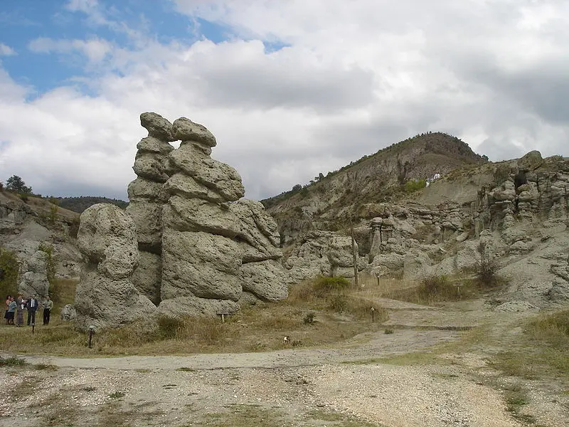 Batu mirip pengantin di Kuklica, dekat Kratovo di Makedonia (Wikipedia)