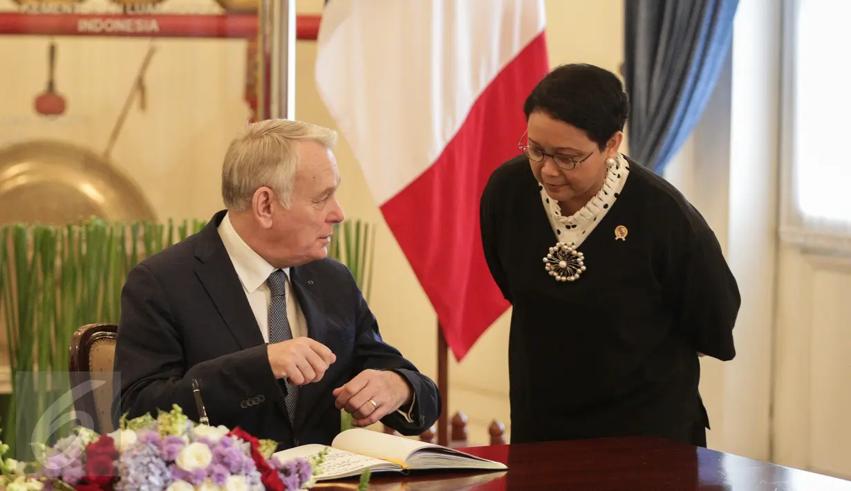 Menlu Prancis Jean-Marc Ayrault menandatangani buku tamu disaksikan Menlu RI Retno Marsudi saat kunjungan bilateral di Kemenlu, Jakarta, Selasa (28/2). Keduanya akan melakukan pertemuan bilateral. (Liputan6.com/Faizal Fanani) (Liputan6.com/Faizal Fanani)