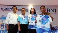 Vice President Hubungan Kelembagaan PT Bank Negara Indonesia (Persero) Tbk atau BNI Ahmad Salman (kanan) sedang menunjukkan jersey dan nomor dada BNI-ITB Ultra Marathon 2017. (istimewa)
