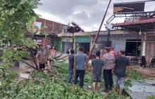 Potret Ratusan Kios dan Rumah Warga Rusak Akibat Diterjang Hujan Badai di Aceh Utara