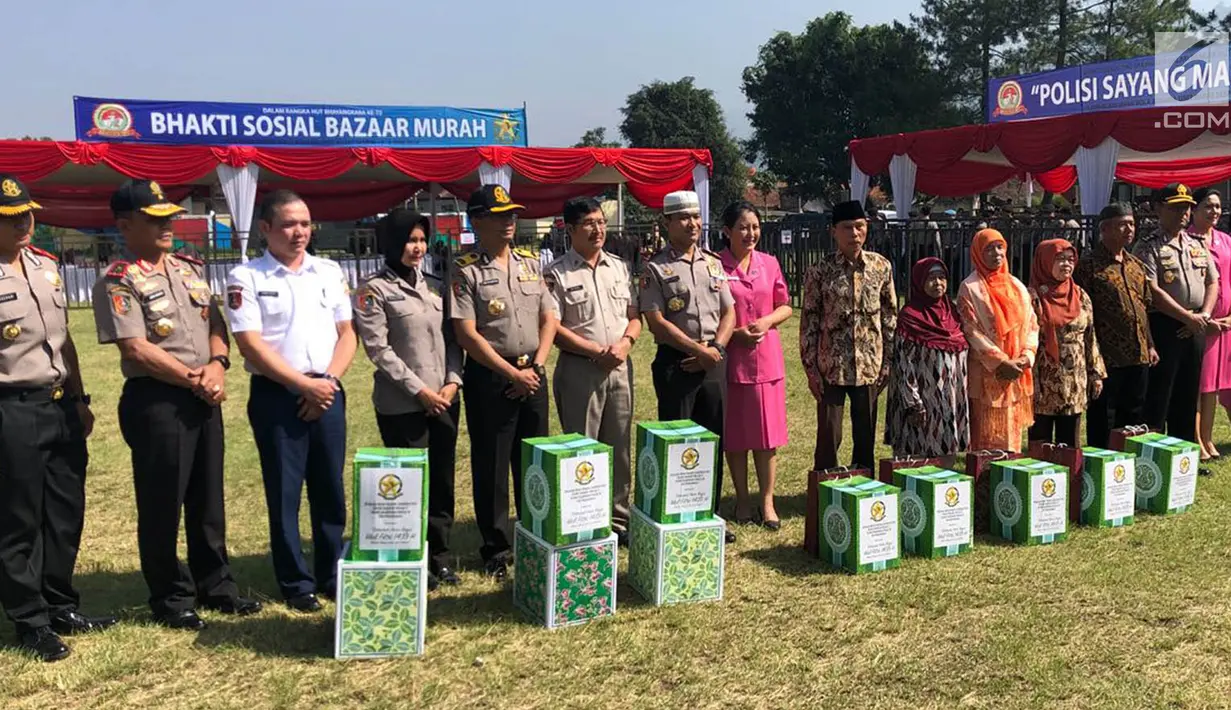 Kasespim Irjen Pol Wahyu Indra Pramugari foto bersama dengan Sespimti, Sespimmen dan warga penerima paket lebaran di Asrama Unit Barat, Jawa Barat, Senin (04/6). (Liputan6.com/Pool/Sespimti)