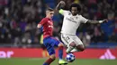 Gelandang CSKA Moskow, Arnor Sigurdsson, berebut bola dengan bek Real Madrid, Marcelo,  pada laga Liga Champions di Stadion Santiago Bernabeu, Madrid, Rabu (12/12). Madrid kalah 0-3 dari CSKA. (AFP/Javier Soriano)