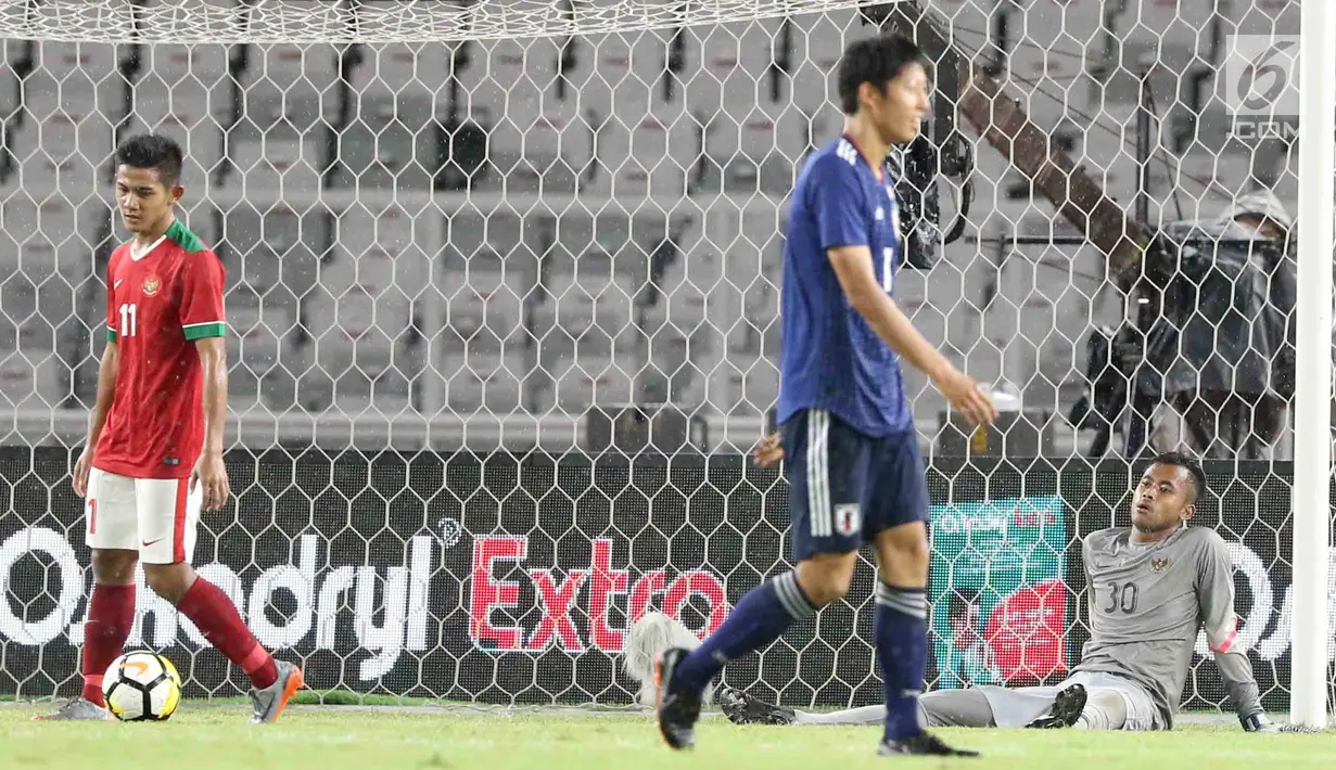 Dua pesepak bola Timnas Indonesia U-19 tertunduk usai mengalami kekalahan 1-4 atas Jepang U-19 pada laga uji coba babak kedua di Stadion Utama Gelora Bung Karno (SUGBK), Jakarta, Minggu (25/3). (Liputan6.com/Angga Yuniar)