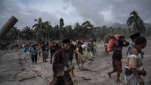 Saat Warga Selamatkan Benda Tersisa dari Amukan Erupsi Gunung Semeru