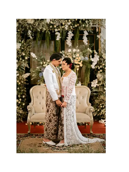 Amanda menyempurnakan penampilannya dengan makeup bold. [Foto: IG/djanjisoetji.photography]