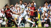 Joe Rodon dari Leeds United dan Samuel Chukwueze dari AC Milan (kiri) beraksi dalam laga persahabatan pramusim antara Leeds United dan AC Milan di Stadion Aviva, Dublin, Irlandia, Sabtu, 9 Agustus 2025. (Evan Treacy/PA via AP)