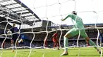 Pemain Chelsea Kai Havertz (kiri) mencetak gol ke gawang Watford pada pertandingan sepak bola Liga Inggris di Stamford Bridge, London, Inggris, 22 Mei 2022. Chelsea menang 2-1. (Glyn KIRK/AFP)