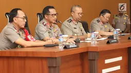 Kapolri Jenderal Tito Karnavian (kedua kanan) memberikan keterangan pers terkait Bom Kampung Melayu di RS Polri Kramat Jati, Jakarta (26/5). Kapolri mengatakan pelaku adalah Ahmad Syukri dan Ichwan Nurul Salam (Liputan6.com/Immanuel Antonius)