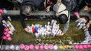 <p>Para jemaah mempersembahkan lilin setelah kebaktian untuk merayakan ulang tahun Buddha di Kuil Jogye, Seoul, Korea Selatan, Minggu (8/5/2022). (ANTHONY WALLACE/AFP)</p>