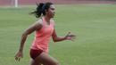 Atlet lari putri Indonesia, Jeany Nuraini, saat latihan di Stadion Madya, Jakarta, Kamis (17/10/2019). Sprinter muda ini akan menjadi salah satu atlet yang akan berlaga di SEA Games 2019. (Bola.com/M Iqbal Ichsan)