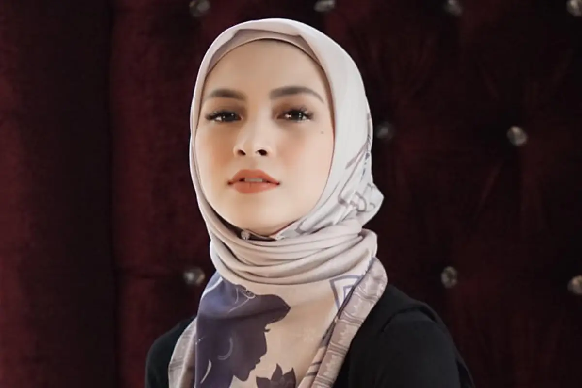 Potret Donita yang Mantap Berhijab, Cantik dan Elegan