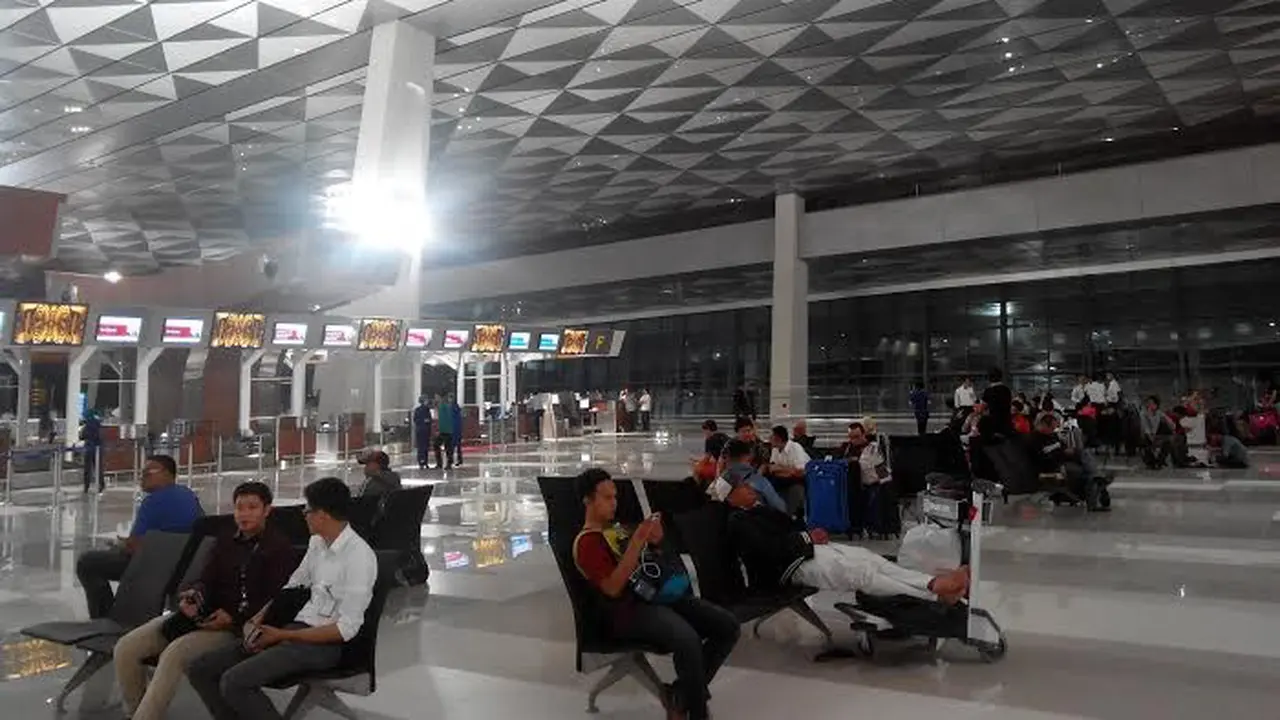 PT Angkasa Pura II (Persero) dini hari ini tepat pukul 00.01 WIB resmi mengoperasikan sebagian Terminal 3 Bandara Internasional Soekarno Hatta, Tangerang, Banten.