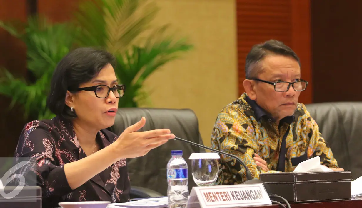 Menkeu Sri Mulyani Indrawati (kiri) saat memberikan keterangan terkait hasil Tax Amnesty tahap I di Kemenkeu, Jakarta, Jumat (14/10). Kemenkeu berencana mendata jumlah PNS yang ada di Indonesia. (Liputan6.com/Angga Yuniar)