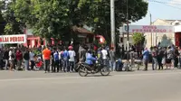 Antrean tiket pertandingan Timnas Indonesia vs Malaysia di Stadion Manahan, Solo (Foto: Fajar Abrori/Liputan6)