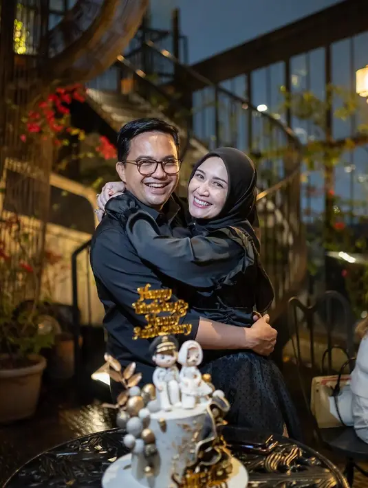 Di momen ultah sekaligus merayakan anniversary pertama pernikahan, Sahrul dan Dine tampil serasi mengenakan busana serba hitam. Pelukan manis pun mewarnai perayaan spesial itu. Sejumlah netizen bahkan salfok ke paras Sahrul Gunawan yang tetap awet muda meski hampir masuk usia kepala lima. (Liputan6.com/IG/@dine.pearl)