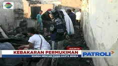 Sejumlah warga korban kebakaran di Taman Kota Kembangan mengaisi puing-puing bangunan untuk mencari sisa harta benda yang masih bisa dimanfaatkan.