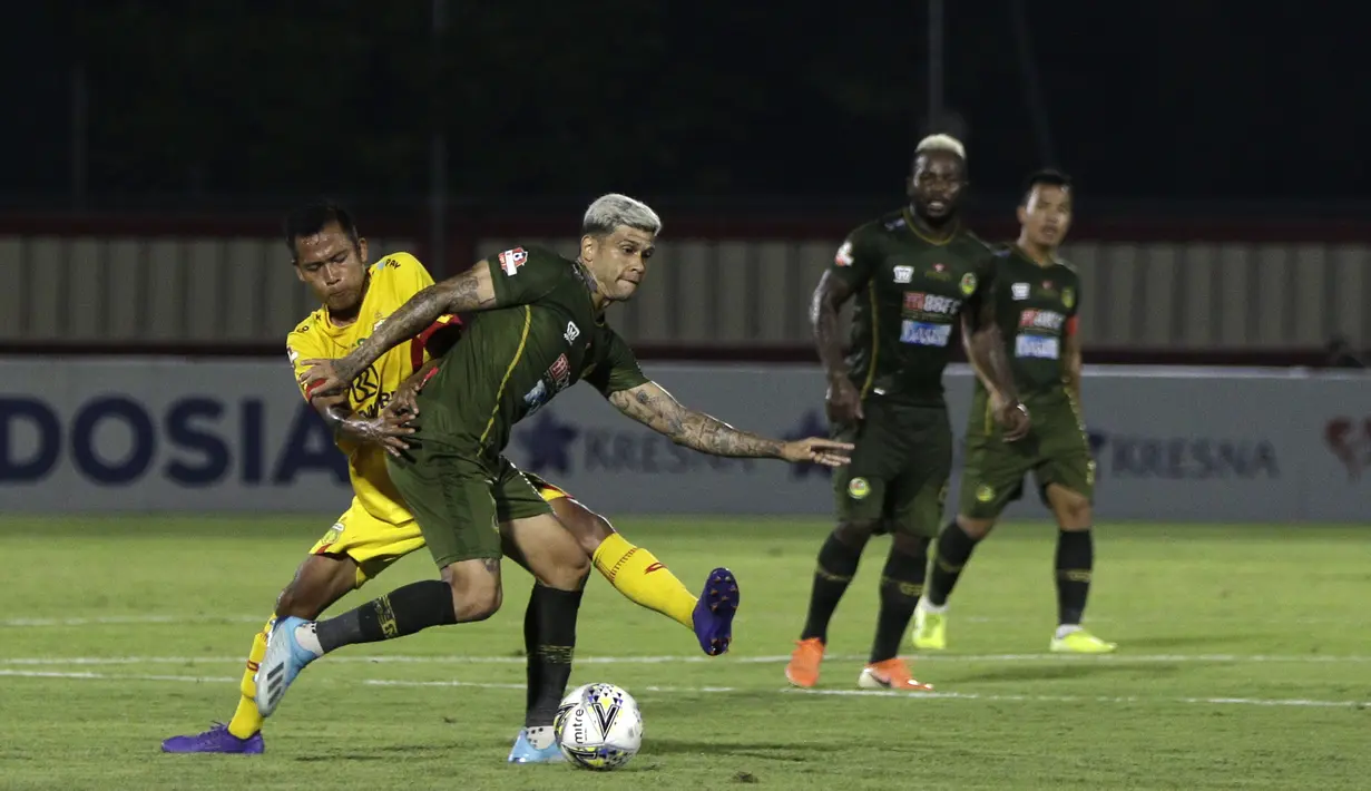 Gelandang Tira Persikabo, Ciro Alves, berebut bola dengan gelandang Bhayangkara FC, Sani Rizki, pada laga Shopee Liga 1 di Stadion PTIK, Jakarta, Sabtu (19/10). Bhayangkara menang 2-0 atas Tira Persikabo. (Bola.com/Yoppy Renato)