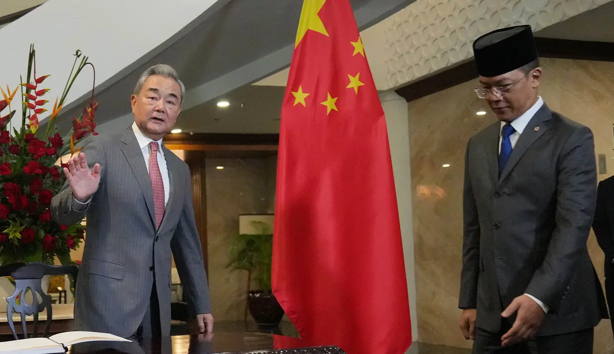 Menteri Luar Negeri Sugiono saat pertemuan dengan Menteri Luar Negeri China Wang Yi di Jakarta, Indonesia, Jumat, 21 Agustus 2026. (Foto AP/Tatan Syuflana)