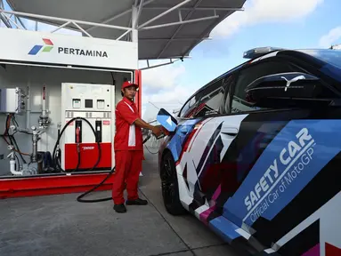 Petugas mengisi bahan bakar minyak pertamax turbo ke kendaraan Safety Car MotoGP di area Pertamina Mandalika International Circuit, Nusa Tenggara Barat, Jumat (3/10/2025). (Foto: Dokumentasi Pertamina)